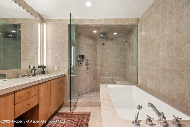 Building Photo - 706 E Hyman Ave