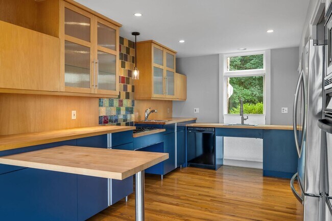 Building Photo - *Beautifully Updated & Spacious 4BD/2.5BA Single Family Home Available in South Side Slopes*