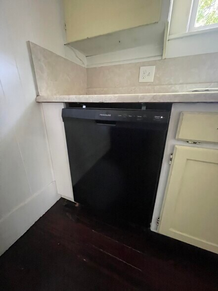 Building Photo - 704 S Anglin St