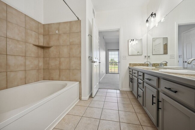 Building Photo - Updated 2 Bedroom Condo in Erie