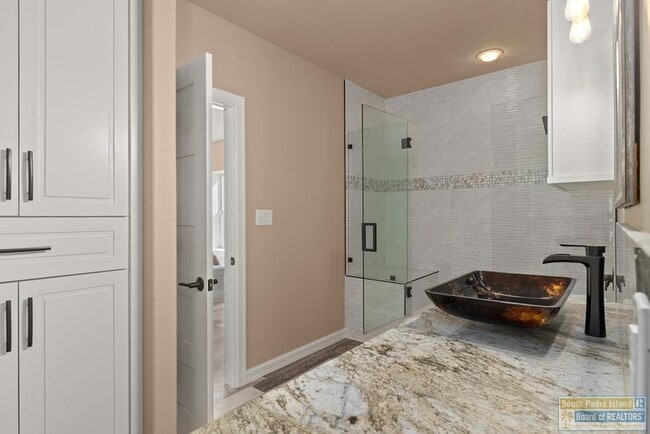 Building Photo - 618 N Shore Dr