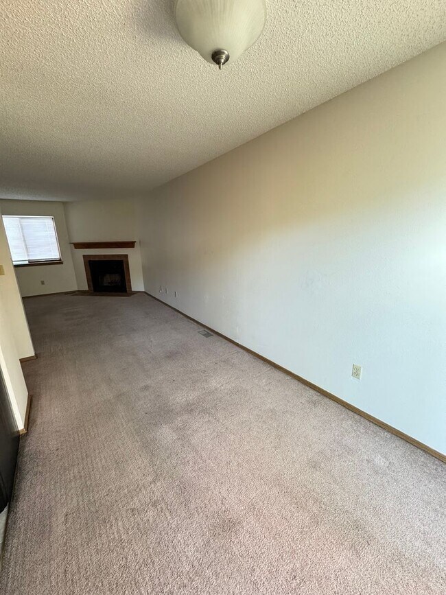 Building Photo - 2 bedroom, 1 1/2 bath townhome in the  EAGLE CREST TOWNHOMES community. MOVE IN SPECIAL