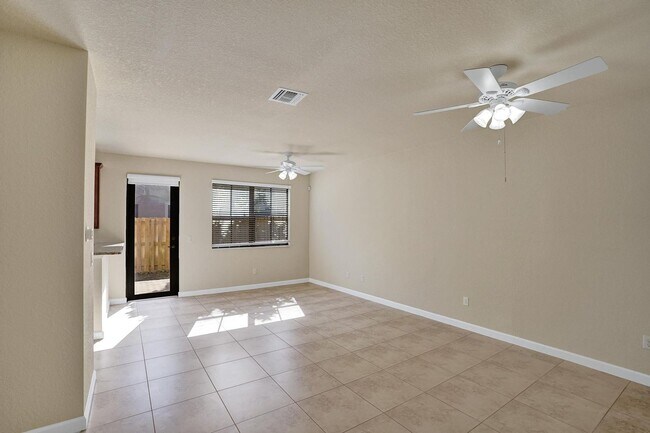 Building Photo - Gorgeous Townhome in Parkland