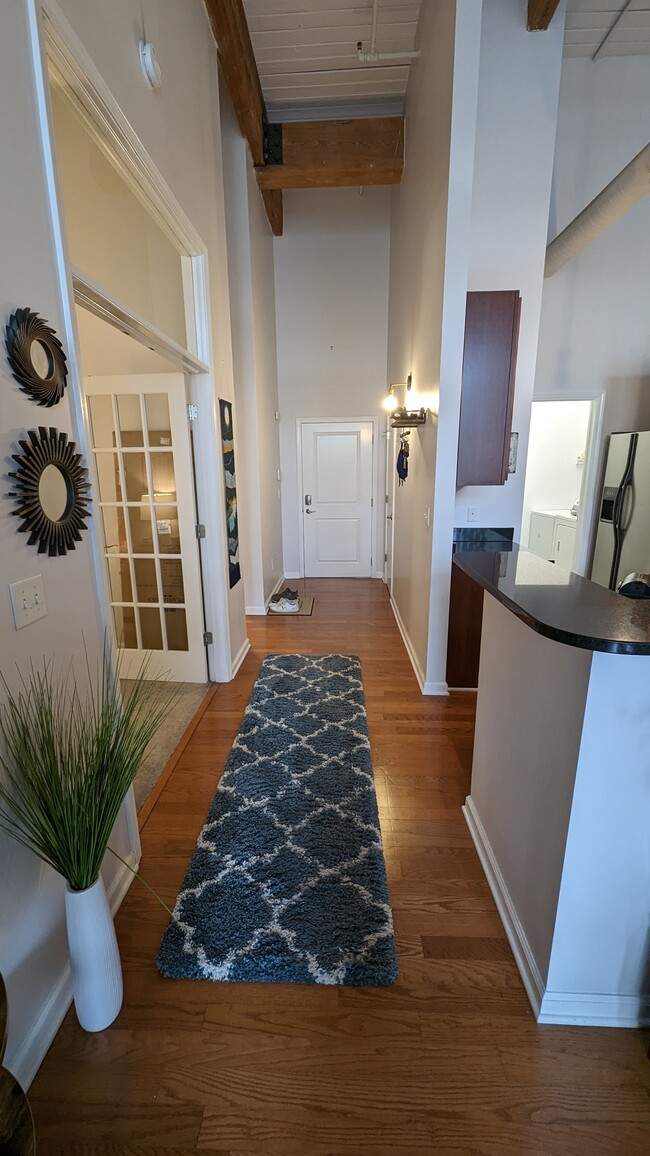 Unit Entryway - 630 N College Ave