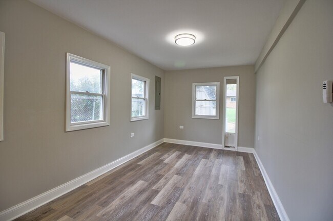 Building Photo - 153 W Briarcliff Rd
