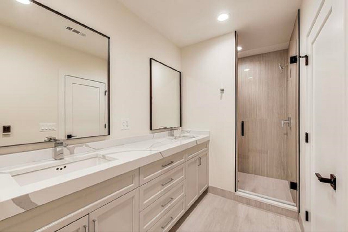 Building Photo - 5015 N Lincoln Ave