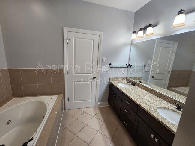 Building Photo - 200 Marion Pl NE