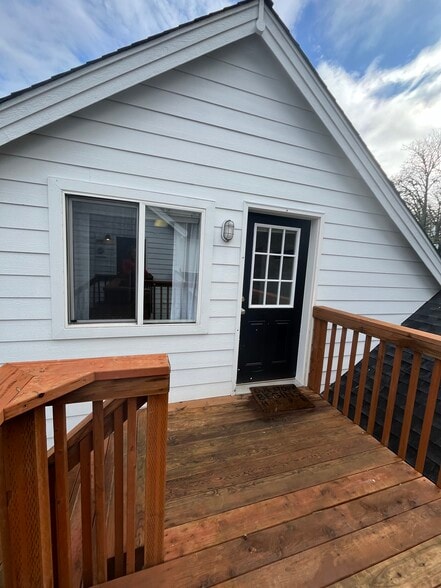 Private deck - 2143 SE Douglas Ave