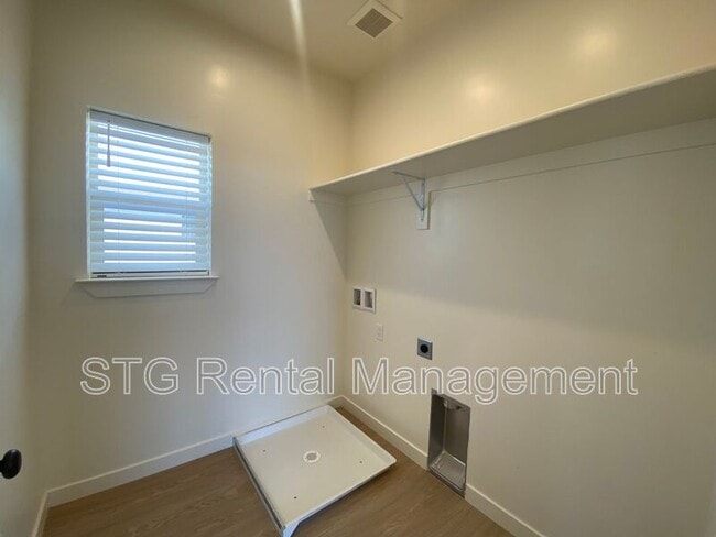 Building Photo - 767 W Scarlet Hill Dr