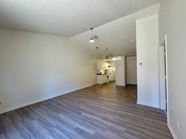 Building Photo - Spacious 2 Bed 2 Bath Condo in Aurora! Across from Community Pool!!
