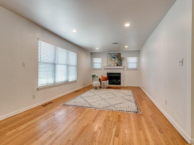 Building Photo - 2644 Lakeside Dr