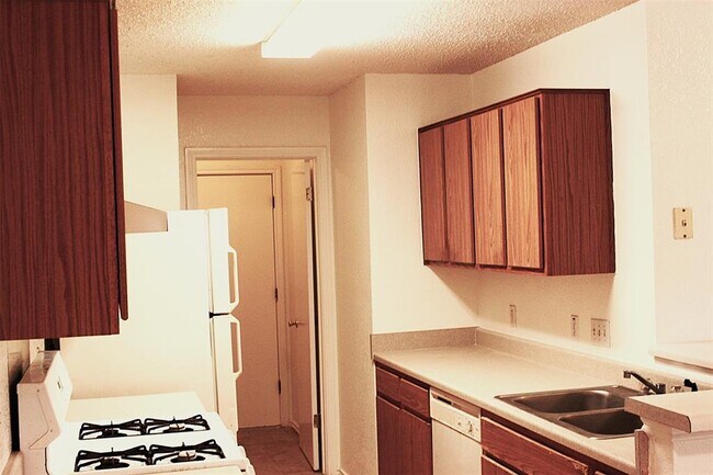 Building Photo - 1008 Disraeli Cir