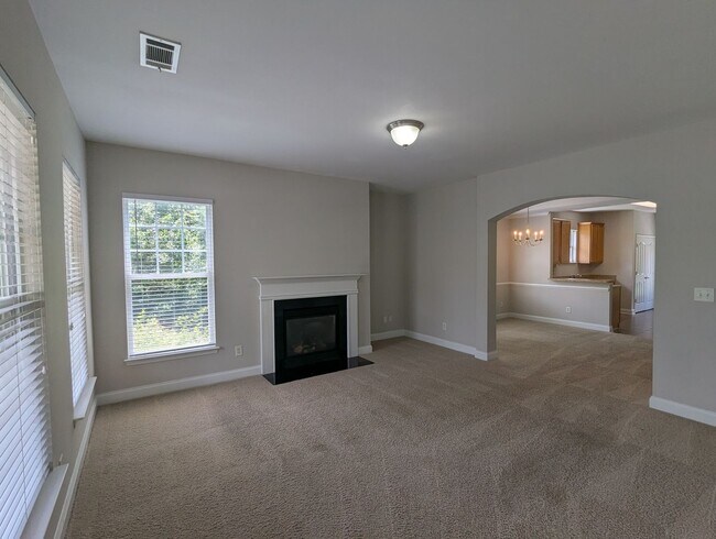 Building Photo - 4BR Main Floor Master, Huntersville