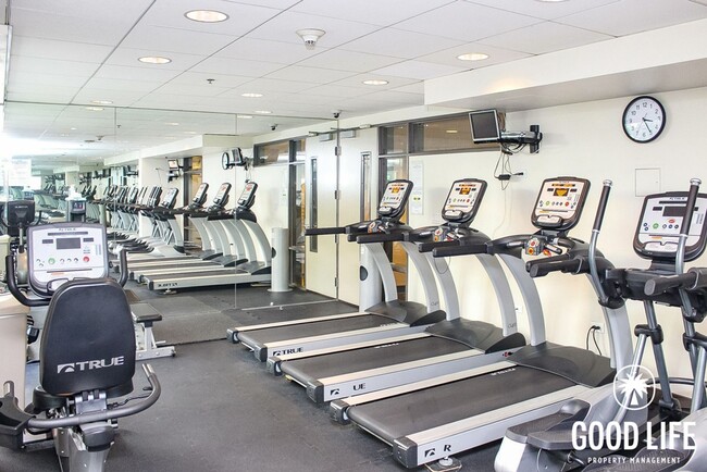 Building Photo - Charming 2BD/1BA Condo in Downtown W/ A/C, W/D, Community Pool, Spa, & Gym!