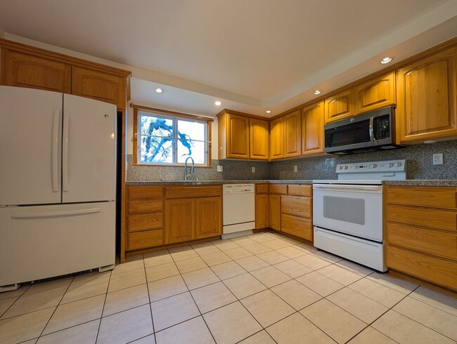 Building Photo - Cute 3 Bedroom, 1 Bath Duplex In Eugene!