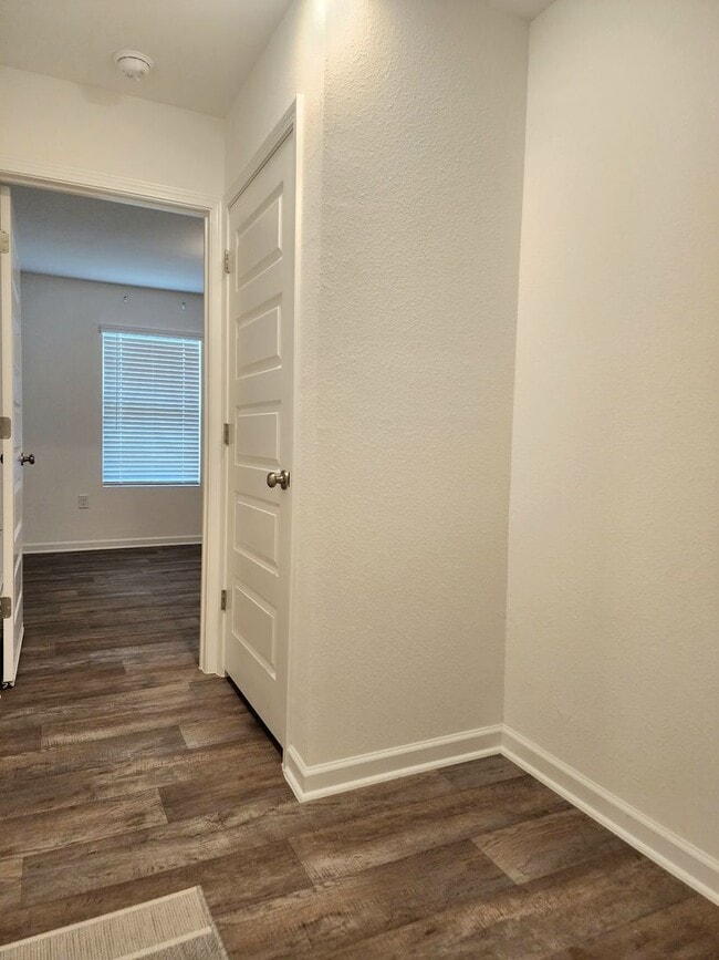 Building Photo - Lovely 4/2 available now in Raley Farms of...