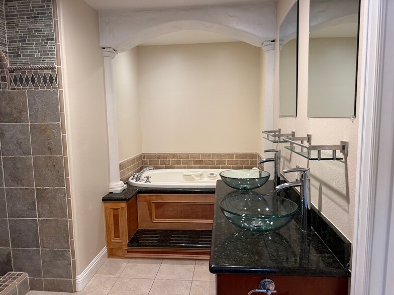 Building Photo - 9272 Sunridge Dr