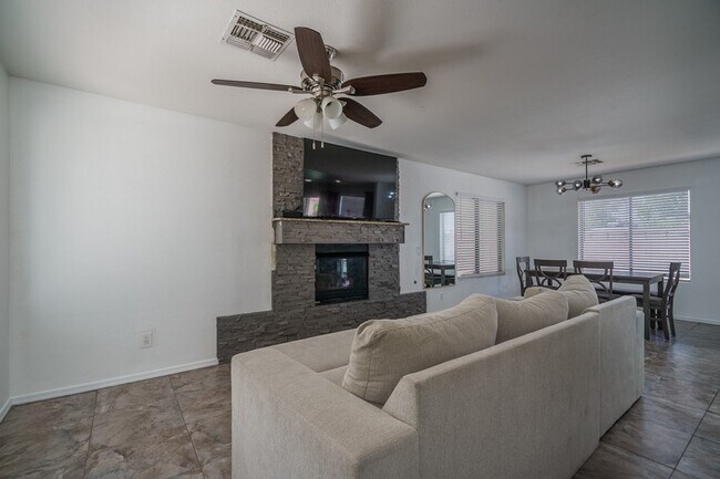 Building Photo - LOVELY 3 BED/2.5 BATH HOME WITH POOL!