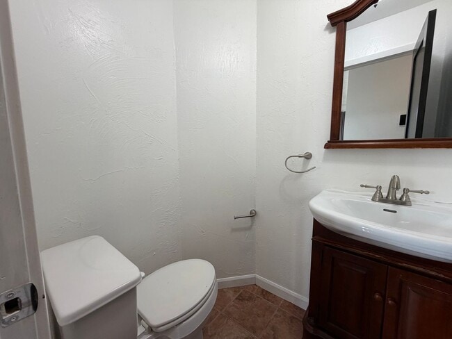Building Photo - Beautifully remodeled Home in NE Anchorage