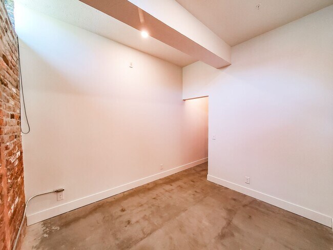 Building Photo - Exposed Brick 1-Bedroom Apartment at a Great Price!