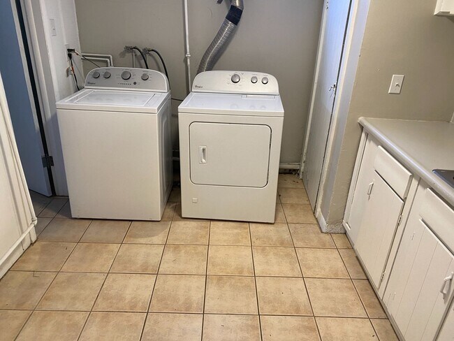 Building Photo - Fantastic 4 Bed 2 Bath 2 living rooms - Available 4/10/26