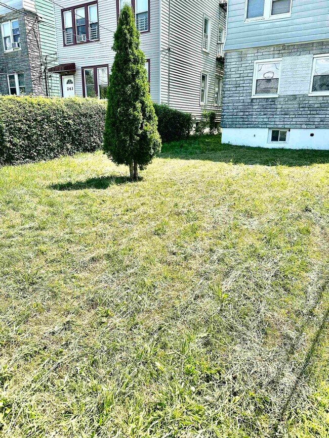 Building Photo - 245 Duncan Ave