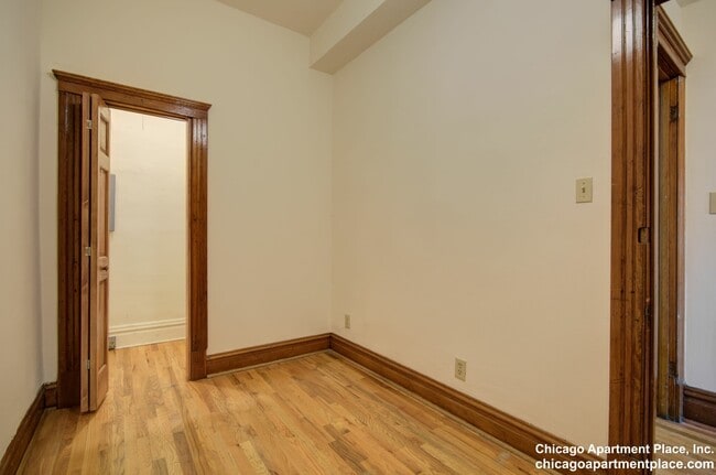 Building Photo - 638 W Drummond Pl