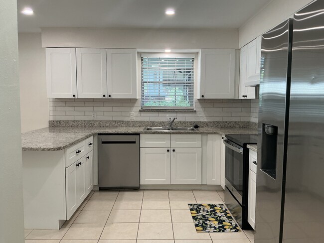 Building Photo - Lake Hollingsworth Area 3/2 – Updated & Move-In Ready