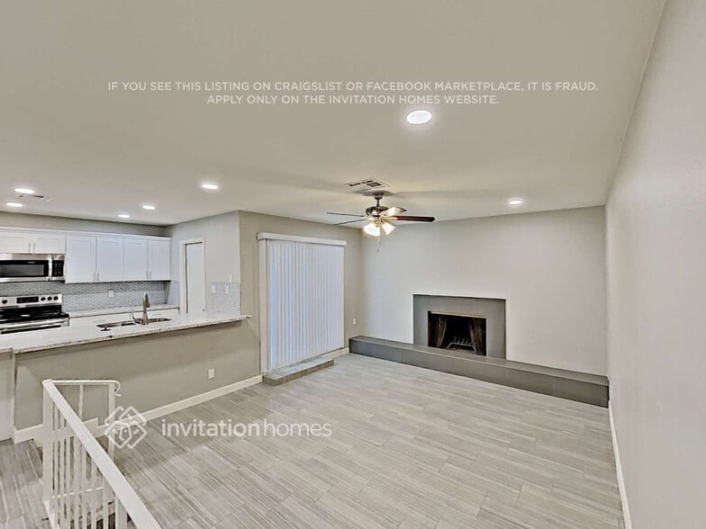 Building Photo - 2440 E Manhatton Dr