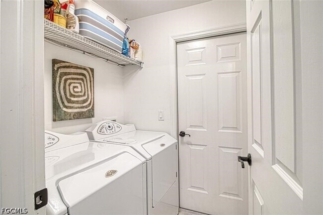 Building Photo - 10072 Oakhurst Way