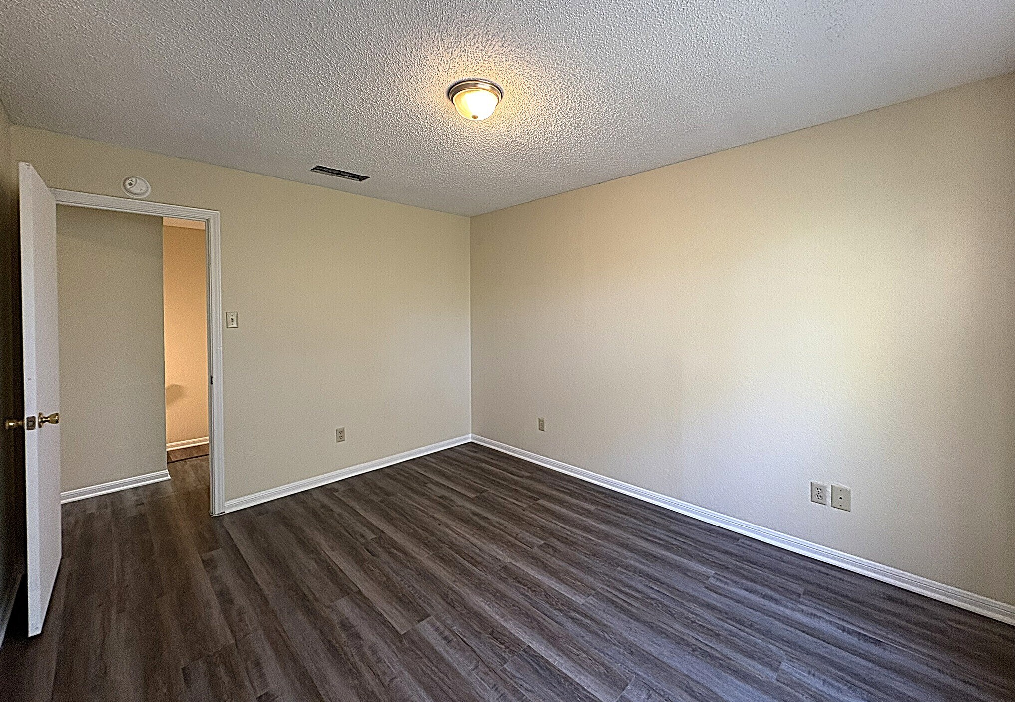 Building Photo - 3901 Hereford Ln