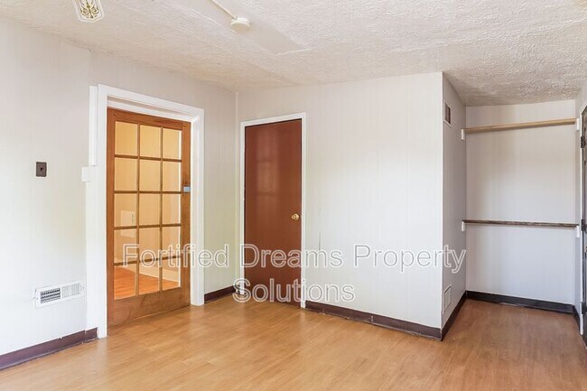 Building Photo - 842 Efird St