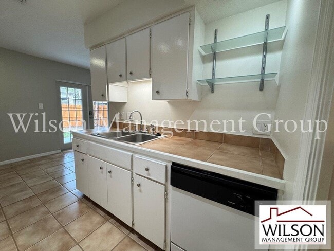 Building Photo - 623 Rugby St