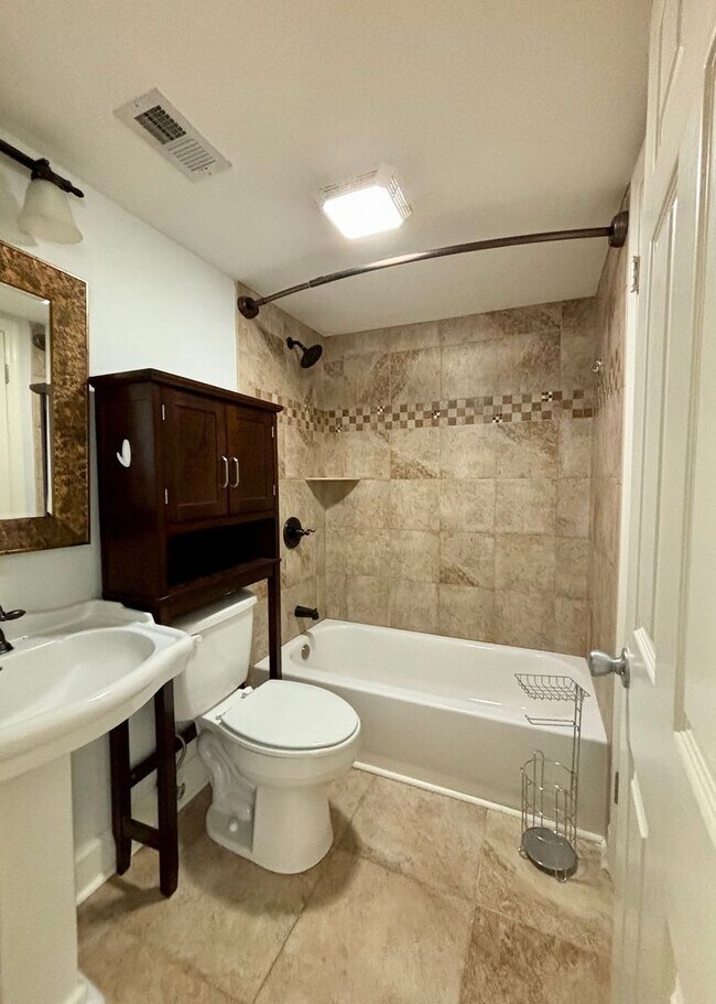 Building Photo - Available 1/10. Beautiful 3BR/3 BA Townhome Available in the Heart of Mt Pleasant!