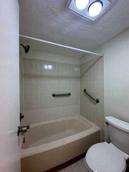 Building Photo - 9905 Pineapple Tree Dr