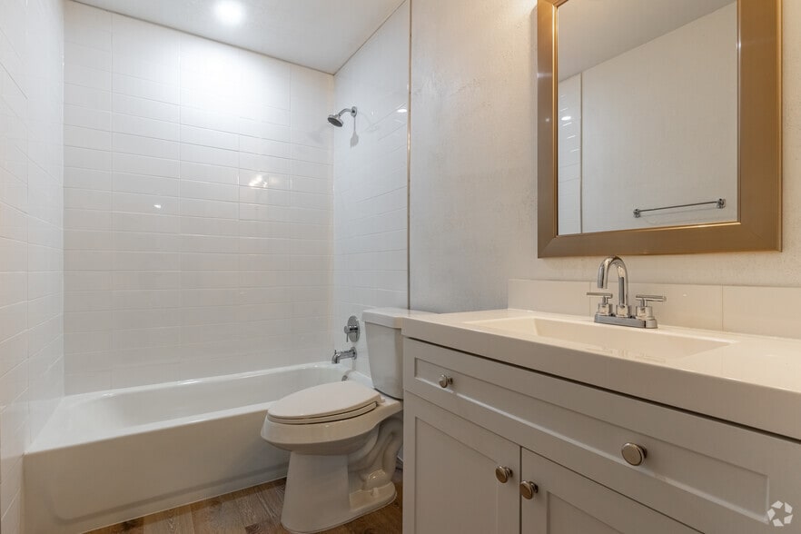 1BR, 1BA - 620SF - Bathroom - Swissaire Apartments