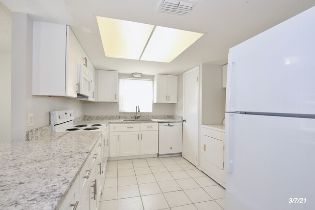 Building Photo - Beautful 2/2 Condo with Modern Kitchen in ...