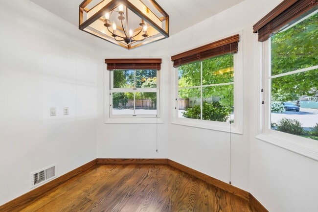 Building Photo - 1825 White Oak Dr