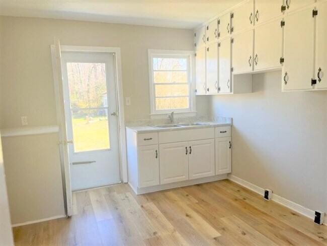 Building Photo - Renovated Duplex Available Now