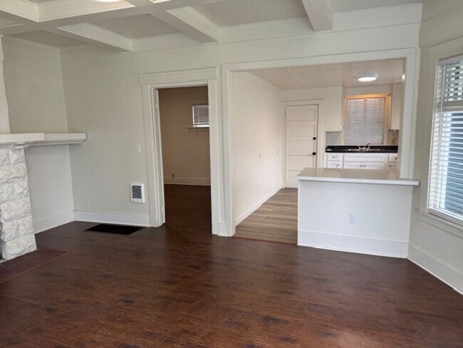 Building Photo - 501 W 8th St