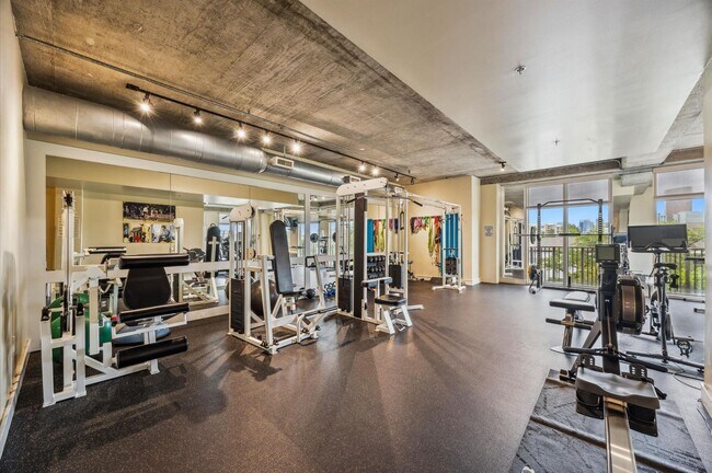 Building Photo - 1616 Fountain View Dr