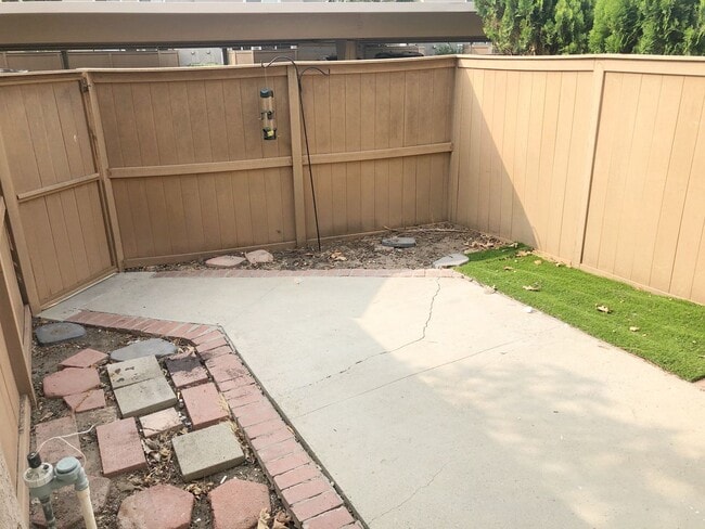 Building Photo - Amazing 2 bedroom townhome in the Woodbridge Community!