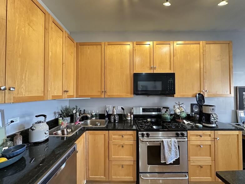 Building Photo - 1743 W North Ave