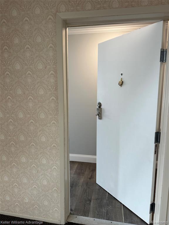 Building Photo - 653 E Fox Hills Dr