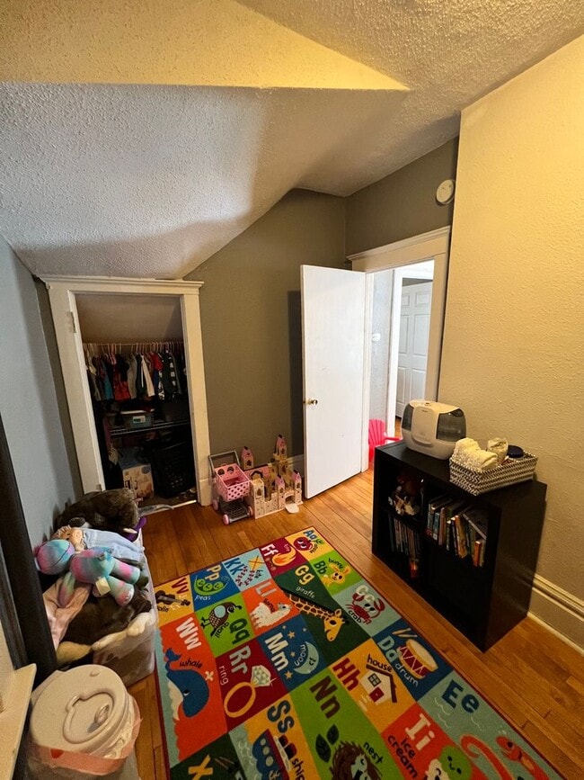 Building Photo - 922 E 5th St