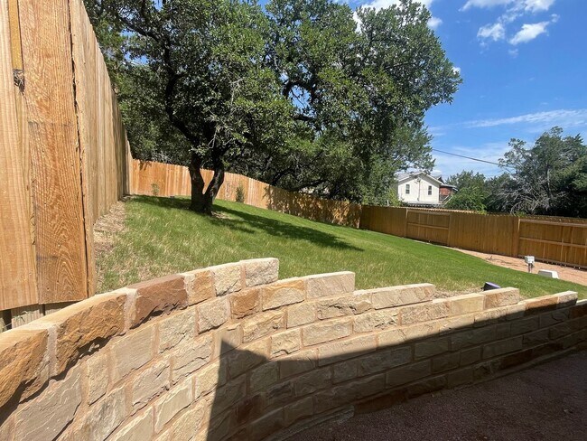 Building Photo - NEW ON MARKET