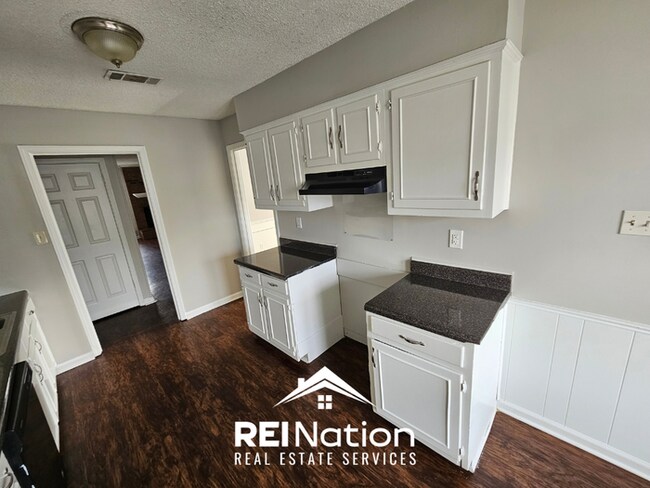 Building Photo - MEMPHIS CHARMER! | Brick Fireplace & Bright Windows | 3 Bed / 2 Bath & Fenced Yard!