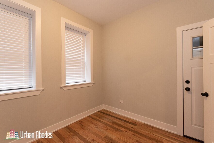 Building Photo - 644 W Oakdale Ave