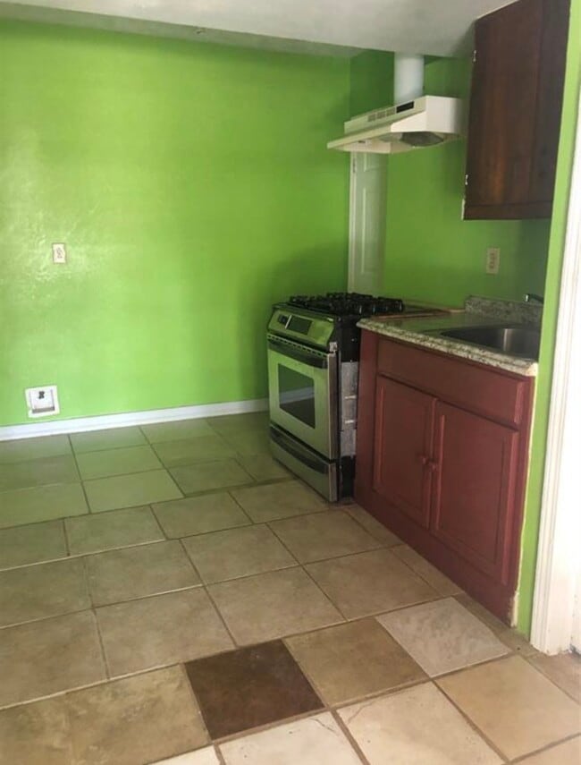 Building Photo - 9314 Valley Stream