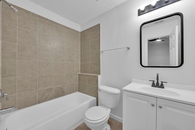 Building Photo - FREE RENT FOR THE MONTH OF NOV 25 | RENOVATED 3 BEDROOM 2 BATHS TOWNHOME